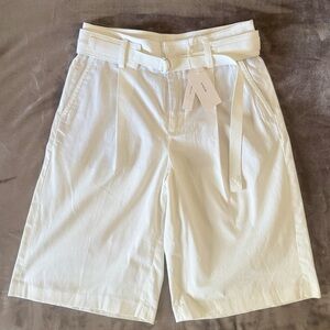 Vince Off-White Women's Linen/Cotton blend stretch Bermuda shorts. NWT size 4